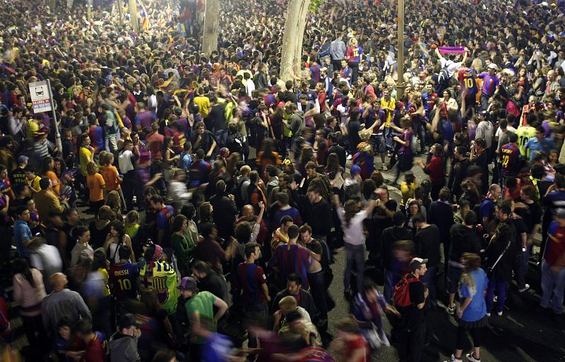 Tras la victoria los aficionados barceloneses celebraron el triunfo azulgrana en un ambiente festivo y tranquilo.