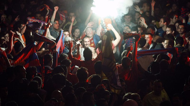 A partir de las 02:00 horas un grupo de 300 personas comenzó a tirar botellas, latas y objetos contundentes contra las fuerzas de seguridad.