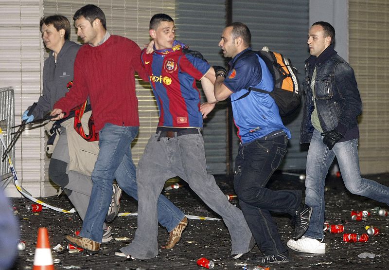 Un aficionado del Barcelona es detenido en La Rambla tras la celebración de la victoria del equipo