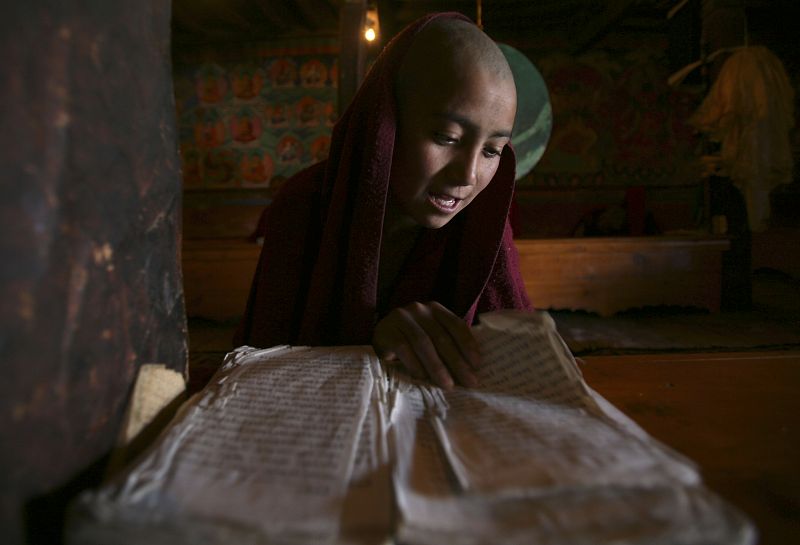 Monje leyendo escritura santa