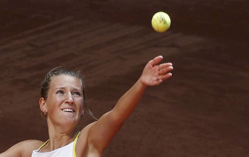 Victoria Azarenka devuelve la pelota a la húngara Agnes Szavay durante el partido, correspondiente a los cuartos de final del Masters 1000 de Madrid.