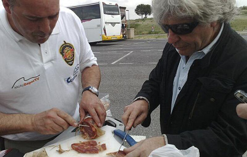 Ángel Nieto, dando buena cuenta del embutido salmantino que ha alegrado el viaje en las paradas que se han hecho para reponer fuerzas.