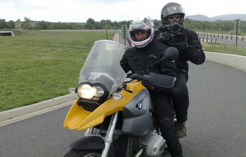 Paco conduce una BMW mientras Germán graba para el programa 'Paddock GP', en el que se podrá ver un reportaje de este viaje.