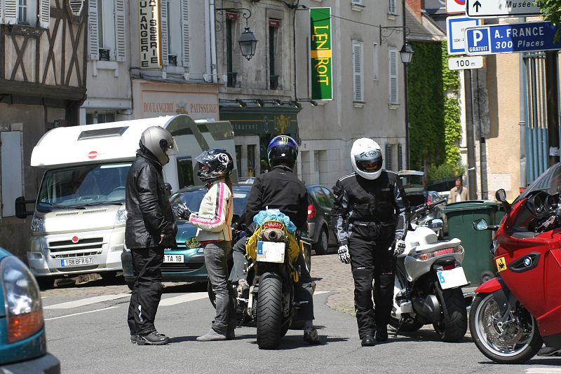 En la localidad de Bourges, donde la expedición de moteros se ha reencontrado con Marc Martín, que se había perdido poco después de salir de Clermont-Ferrand.
