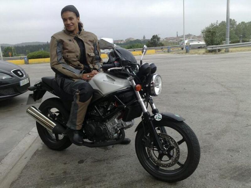 Desirée Ndjambo se ha recorrido los más de 1000 kilómetros entre Sant Cugat y Le Mans sobre su Honda de 250 cc.