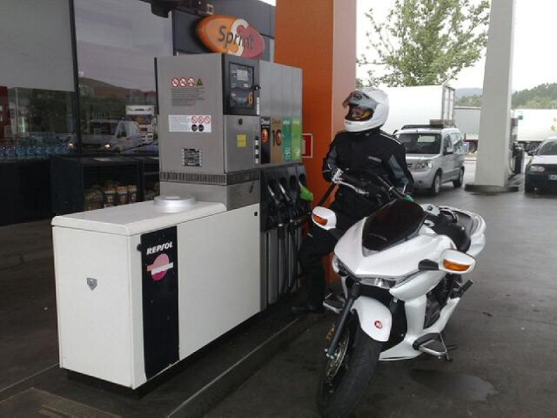 Marc Martín, durante una de las paradas efectuadas para repostar combustible.