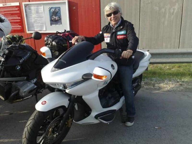 Ángel Nieto, se sube a una de las motos en Barcelona.