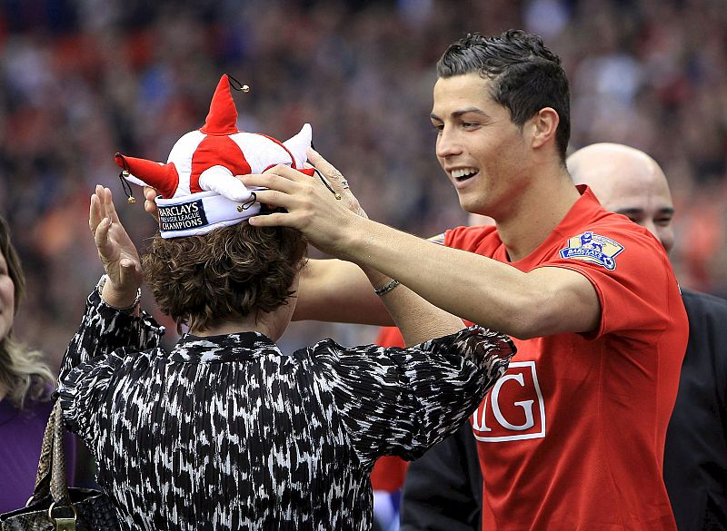 Cristiano Ronaldo celebra el título con su madre y le pone el sombrero de 'rey de la Premier'.