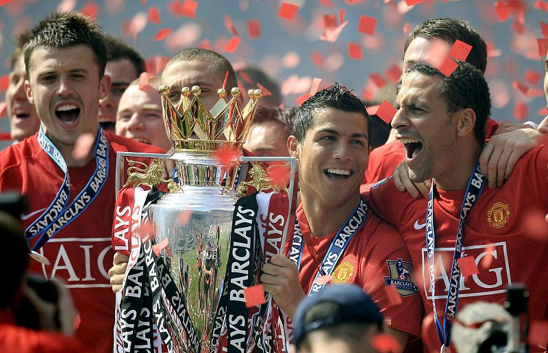 Los jugadores del Manchester United Michael Carrick, Christiano Ronaldo y Rio Ferdinand