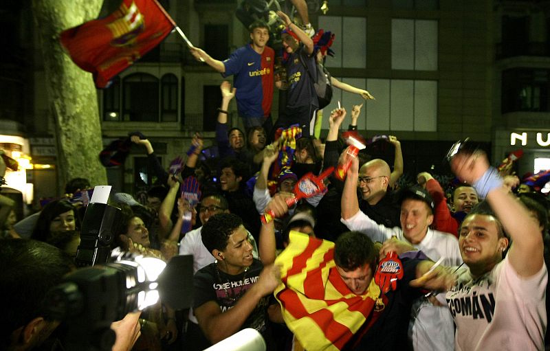 Nada más terminar el partido del Madrid empezó la fiesta en Canaletas.