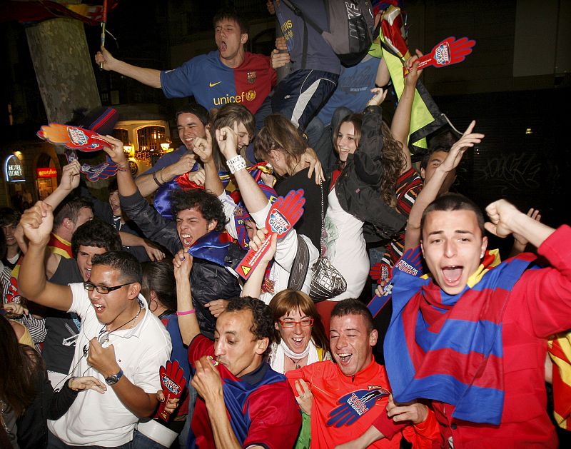 La alegría de los culés ha estallado tanto en Canaletas como en Plaza de Cataluña