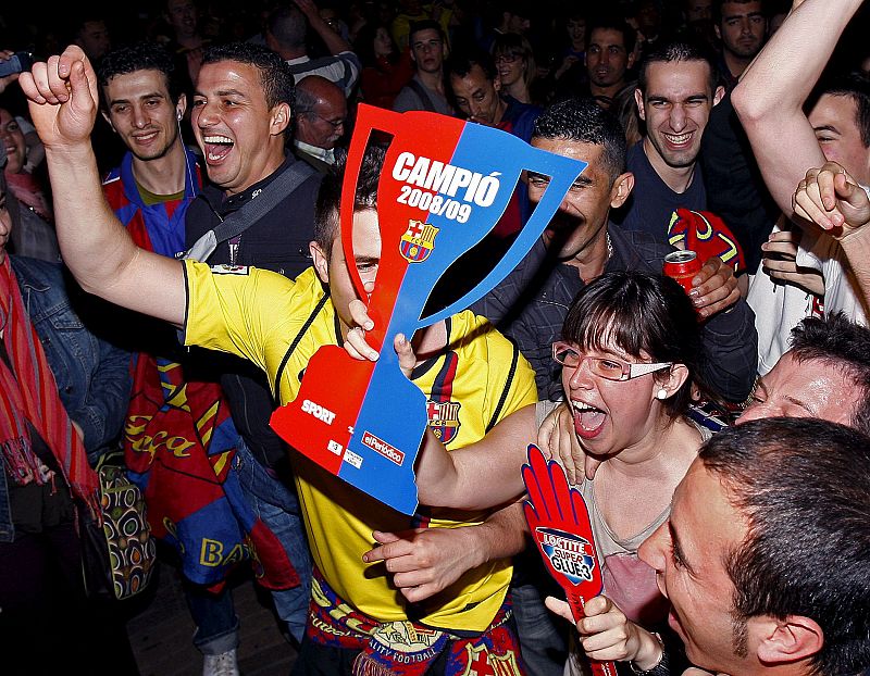 Algunos ya tenían listas réplicas de carton de la copa de la Liga, con los colores del Barça.