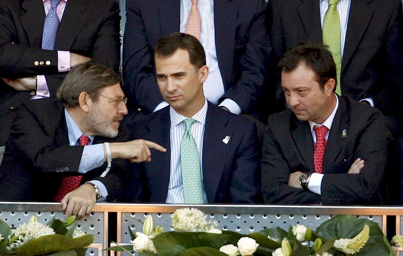 El príncipe Felipe junto al secretario de Estado para el Deporte, Jaime Lissavetzky, y el vicealcalde de Madrid, Manuel Cobo no han perdido detalle.