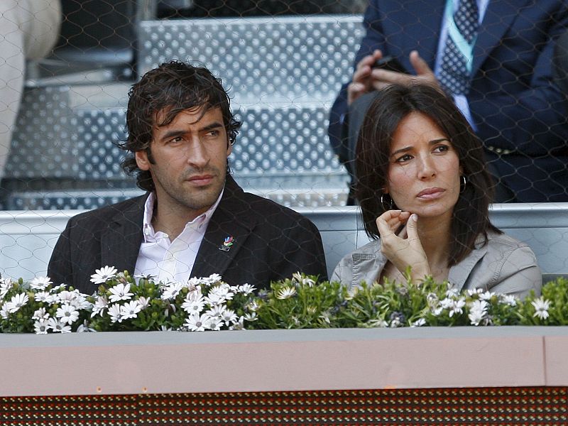 El delantero del Real Madrid, Raúl González, y su mujer la modelo Mamen Sanz observan el partido.