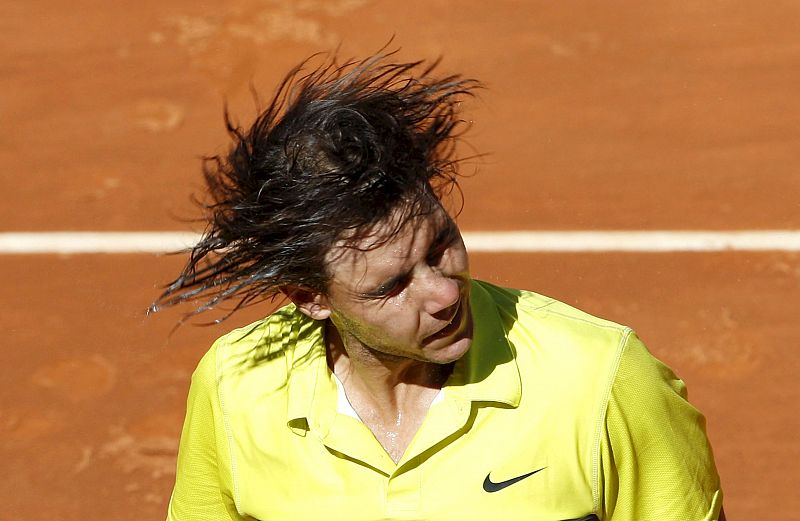 El tenista español Rafa Nadal se lamenta tras perder el partido por un doble 6-4.