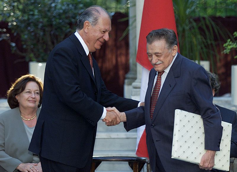 En 2000, fue condecorado por el presidente chileno Ricardo Lagos.