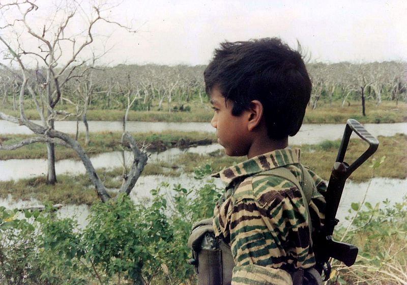 Entre las fotos hechas públicas por el Gobierno de Sri Lanka en los últimos años, se encuentra esta de un niño vestido con el uniforme de la guerrilla.