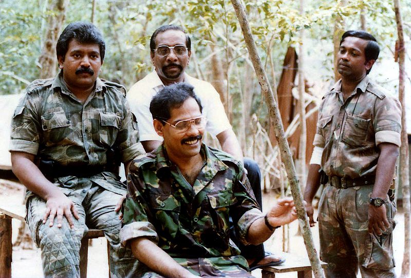 Una foto sin fecha del Ministerio de Defensa muestra al líder de la guerrilla Prabhakaran con otros miembros del LTTE sin identificar.