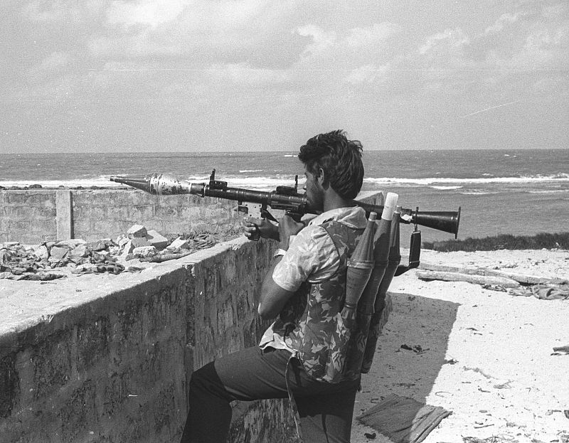 Un rebelde tamil con un lanzacohetes en la península de Jaffna, en enero de 1987.