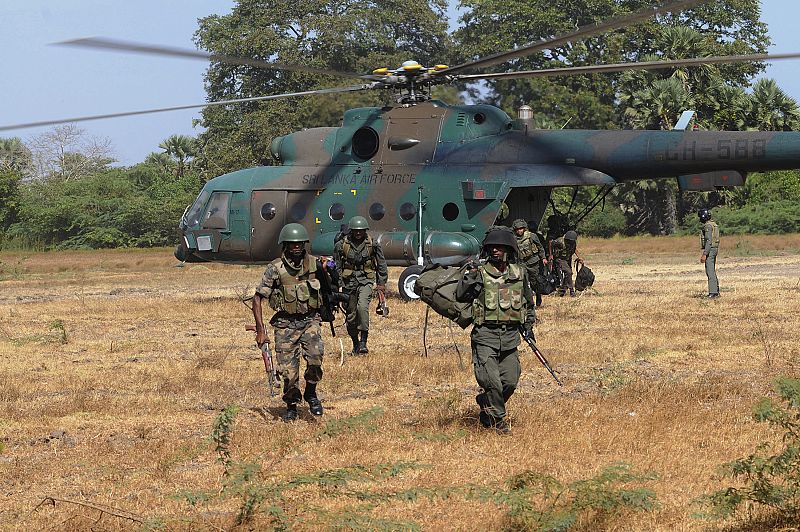 Soldados del ejército caminan a través de un campo en Vidattaltivu.