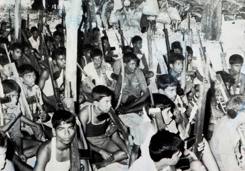 Jóvenes rebeldes tamiles sentados en un cabaña de un campo de entrenamiento de la guerrilla en Sri Lanka.