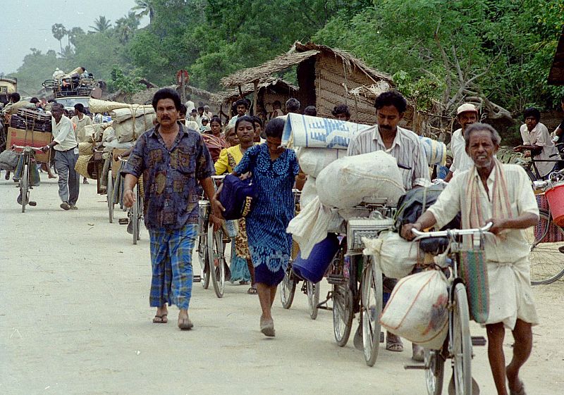 HUNDREDS OF TAMIL CIVILANS WALK HOME ON FOOT