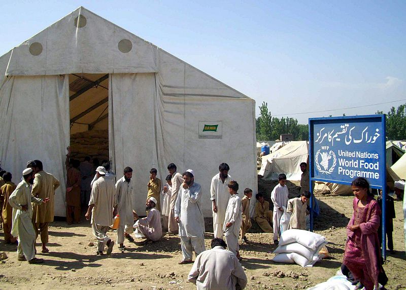 PAKISTÁN PIDE LA SALIDA DE MÁS CIVILES Y CIFRA EN MIL LOS MUERTOS EN OFENSIVA