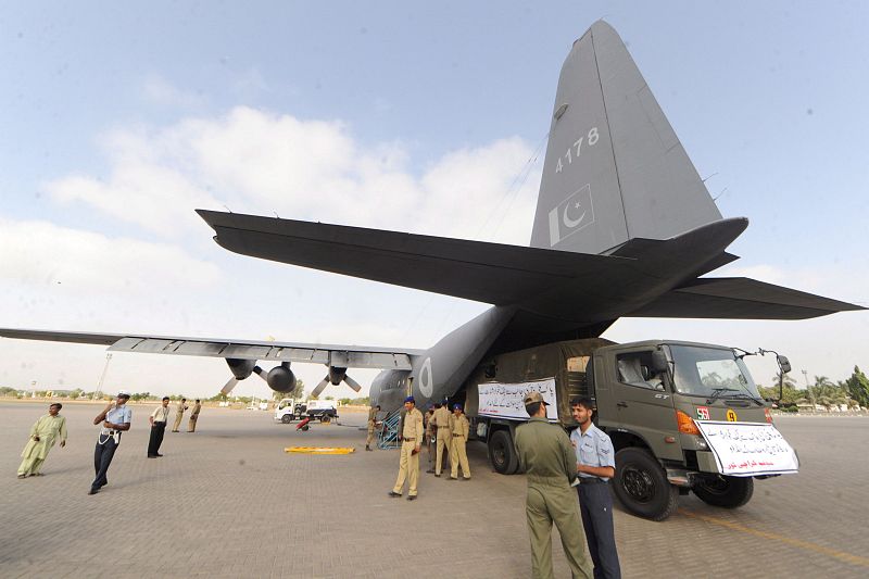 PAKISTÁN PIDE LA SALIDA DE MÁS CIVILES Y CIFRA EN MIL LOS MUERTOS EN OFENSIVA