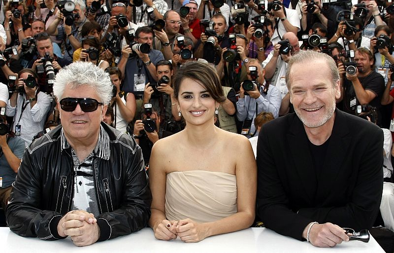 Junto a Almodóvar han posado para la prensa los dos protagonistas del filme: Penélope Cruz y Lluis Homar.