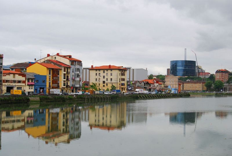 El barrio de Zorrozaurre se refleja en la ría de Bilbao. 19/05/2009