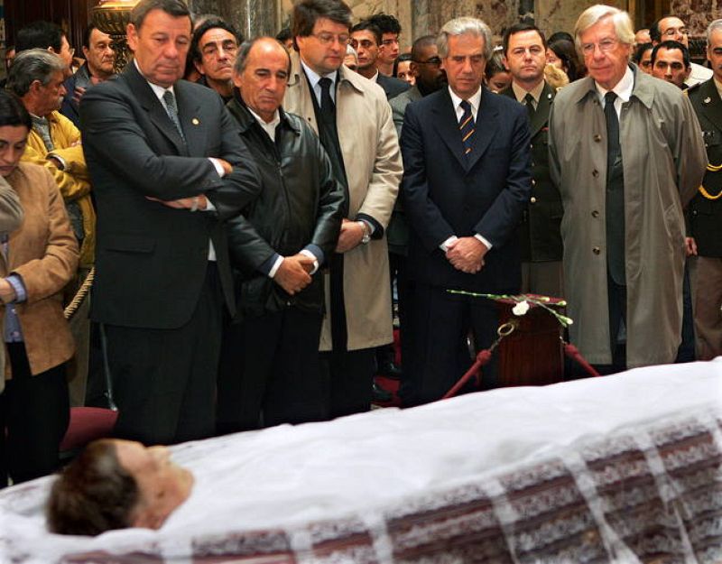 VELACIÓN DEL POETA MARIO BENEDETTI EN EL PARLAMENTO DE MONTEVIDEO