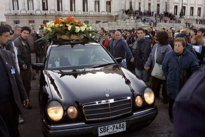 BENEDETTI INICIÓ SU ÚLTIMO PASEO POR MONTEVIDEO CAMINO DEL CEMENTERIO