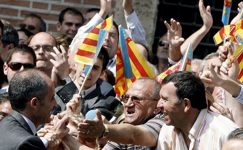 Camps se ha detenido a saludar a algunas de las personas que le han mostrado su apoyo.