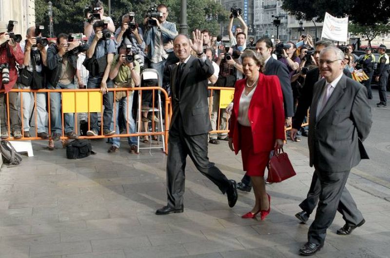 Camps ha llegado una hora antes acompañado también por sus tres vicepresidentes.