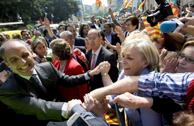 El presidente Camps ha recibido el apoyo de decenas de personas a su salida del TSJ de Valencia.