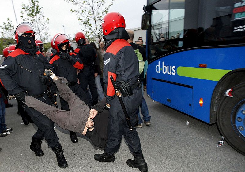 Agentes de la Ertzaintza detienen a uno de los manifestantes en San Sebastián.