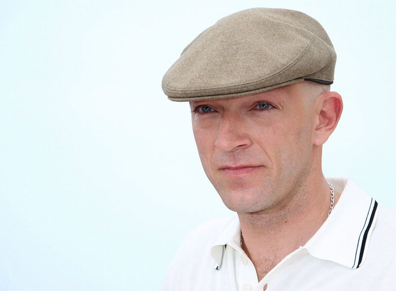 El actor francés Vincent Cassel, posa con gorra en la presentación de 'A Deriva' en Cannes.