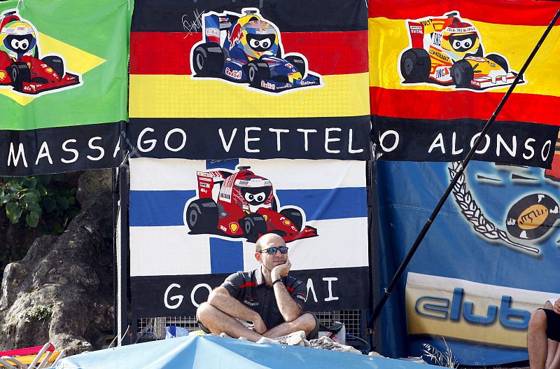 Pancartas a favor de Felipe Massa, Sebastian Vettel, Kimmi Raikkonen y, por supuesto, Fernando Alonso para poner color a las gradas móviles de Mónaco.