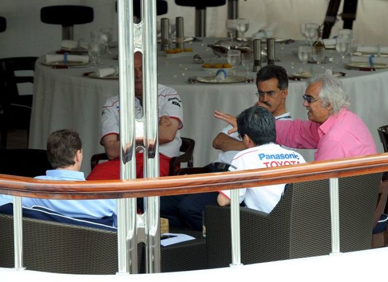Los directores de los equipos de la F-1 se han reunido en el yate de Flavio Briatore (Renault).
