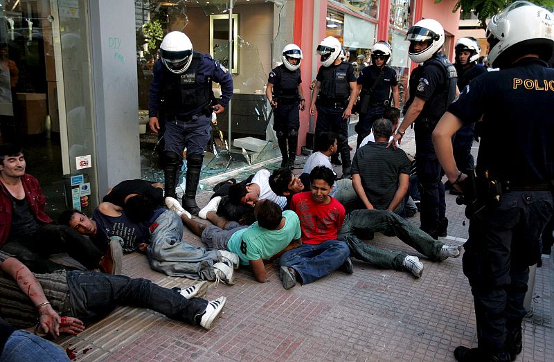 ENFRENTAMIENTOS ENTRE INMIGRANTES MUSULMANES Y LA POLICÍA EN ATENAS