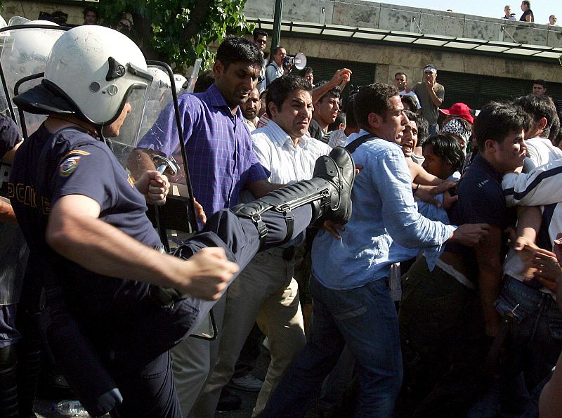 ENFRENTAMIENTOS ENTRE INMIGRANTES MUSULMANES Y LA POLICÍA EN ATENAS