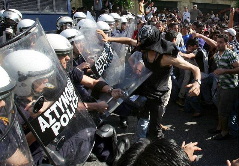 ENFRENTAMIENTOS ENTRE INMIGRANTES MUSULMANES Y LA POLICÍA EN ATENAS