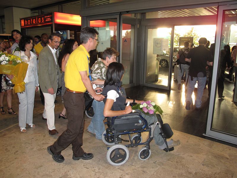 Tras el encuentro con la prensa, Pasaban sale entre aplausos de la terminal 1 de Barajas.