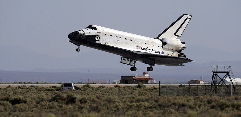 EL TRANSBORDADOR ESPACIAL ATLANTIS ATERRIZA FINALMENTE EN LA BASE DE LA FUERZA AÉREA EDWARDS, EN CALIFORNIA