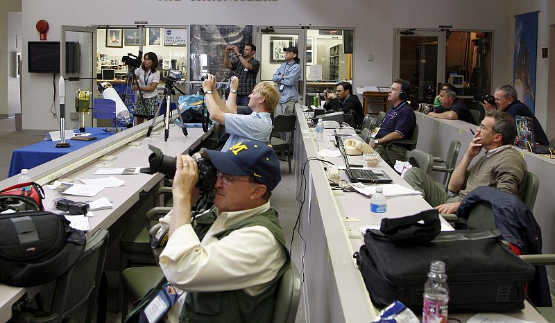 EL TRANSBORDADOR ESPACIAL ATLANTIS ATERRIZA FINALMENTE EN LA BASE DE LA FUERZA AÉREA EDWARDS, EN CALIFORNIA