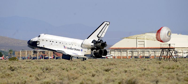 EL TRANSBORDADOR ESPACIAL ATLANTIS ATERRIZA FINALMENTE EN LA BASE DE LA FUERZA AÉREA EDWARDS, EN CALIFORNIA