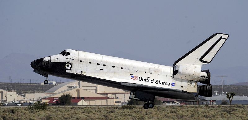 EL TRANSBORDADOR ESPACIAL ATLANTIS ATERRIZA FINALMENTE EN LA BASE DE LA FUERZA AÉREA EDWARDS, EN CALIFORNIA