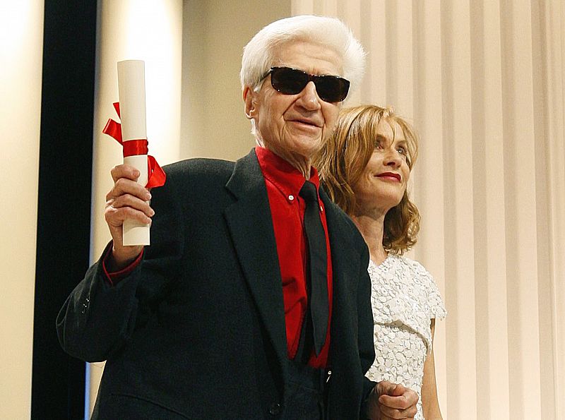 Director Alain Resnais holds his Lifetime Achievement award next to Jury President Huppert at 62nd Cannes Film Festival