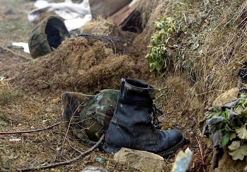Cascos y botas de los soldados fallecidos.