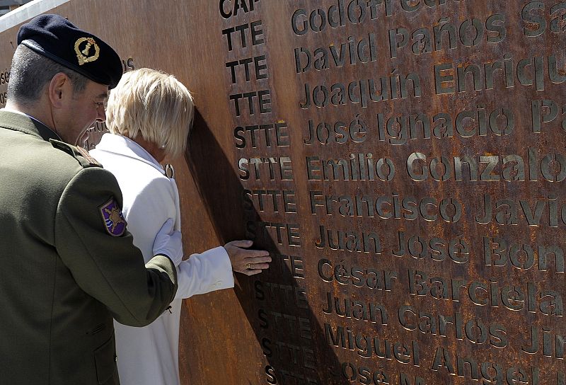 Las familias de nueve de ellos no lo pudieron hacer porque los restos habían sido incinerados. En la imagen, una mujer llora frente al monumento que recuerda la tragedia en Castrillo del Val.